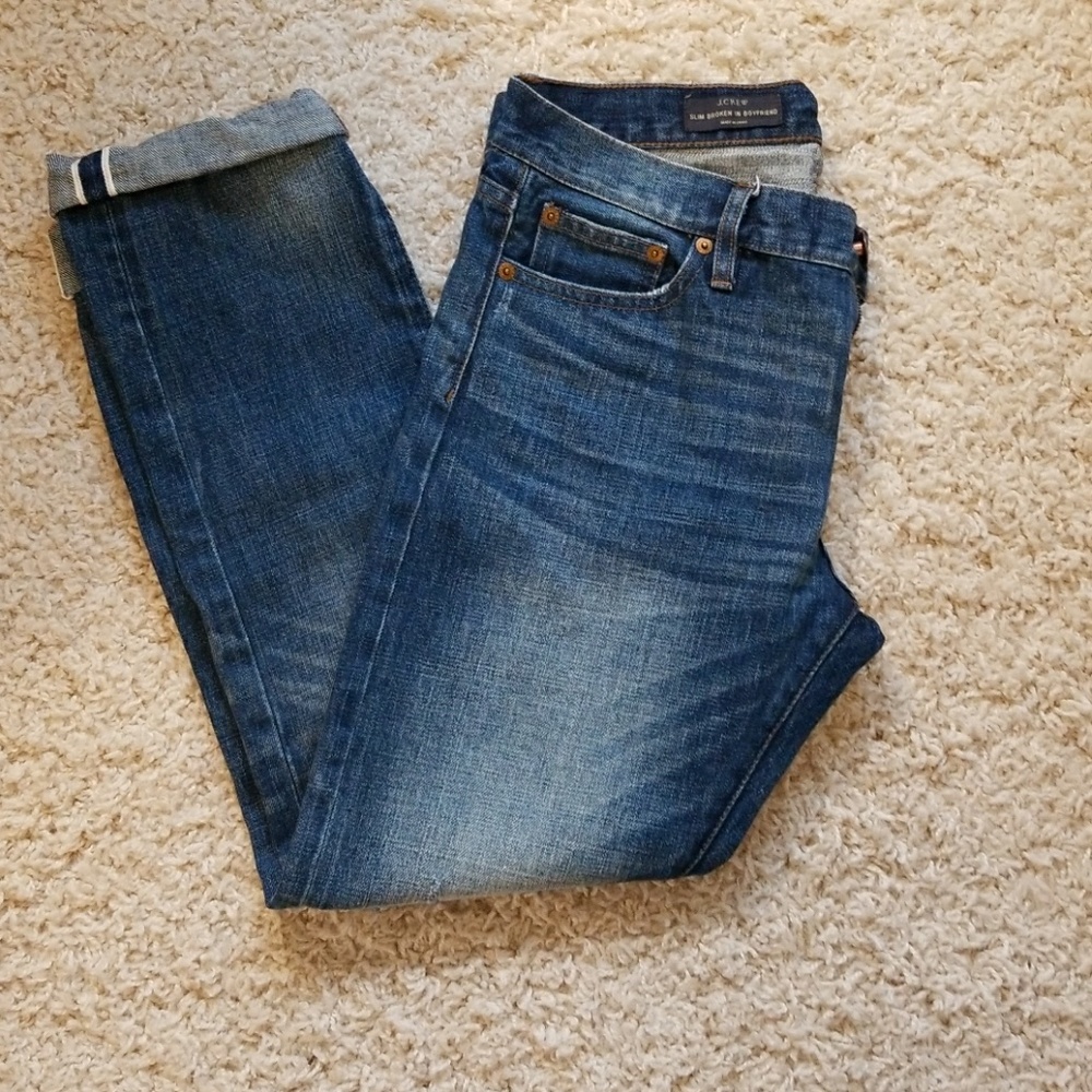 Reposhing ~ Broken in slim boyfriend jeans.